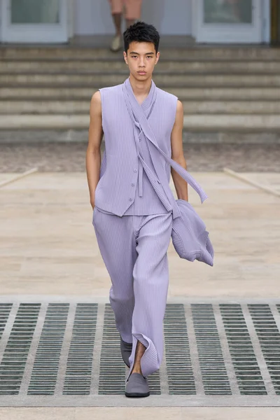 Look 25